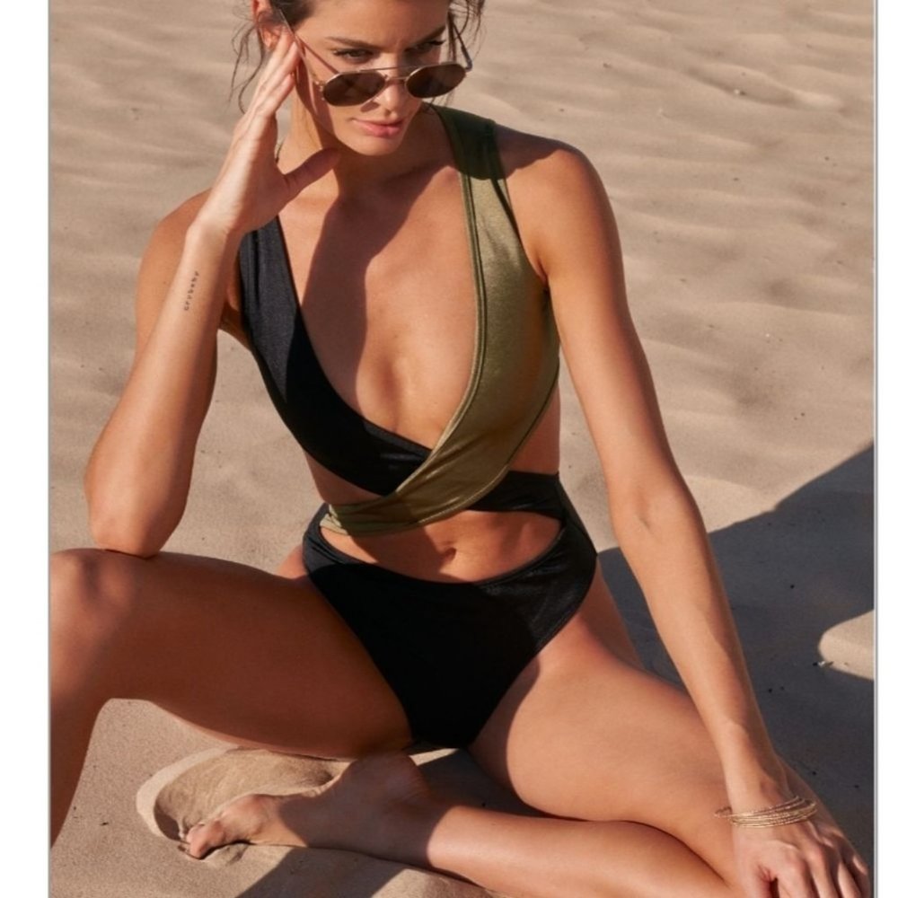Sexy Swimsuit - Picture 2 of 4